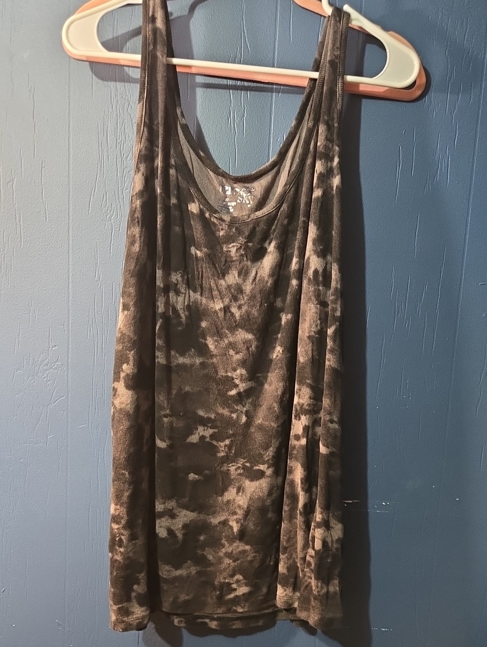 Terra & Sky Gray Tie-Dye Scoop Neck Tank Top